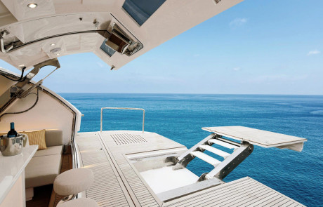 Yacht Freedom Horizon FD92 | Beach Club with Swim platform