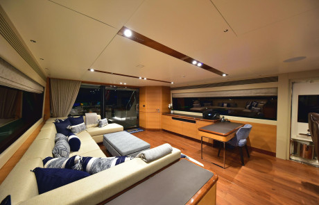 Yacht Freedom Horizon FD92 | Skyloung with Captain's Desk and U Shaped Couch