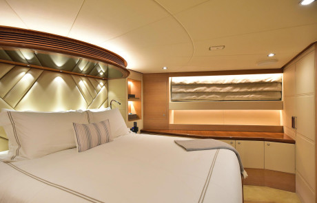 Yacht Freedom Horizon FD92 | VIP Suite with White Bed Convering