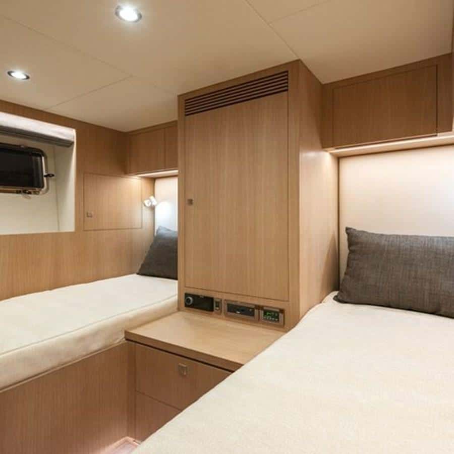 Crew Twin Cabin | 2020 HORIZON 80' MY - One More TIme